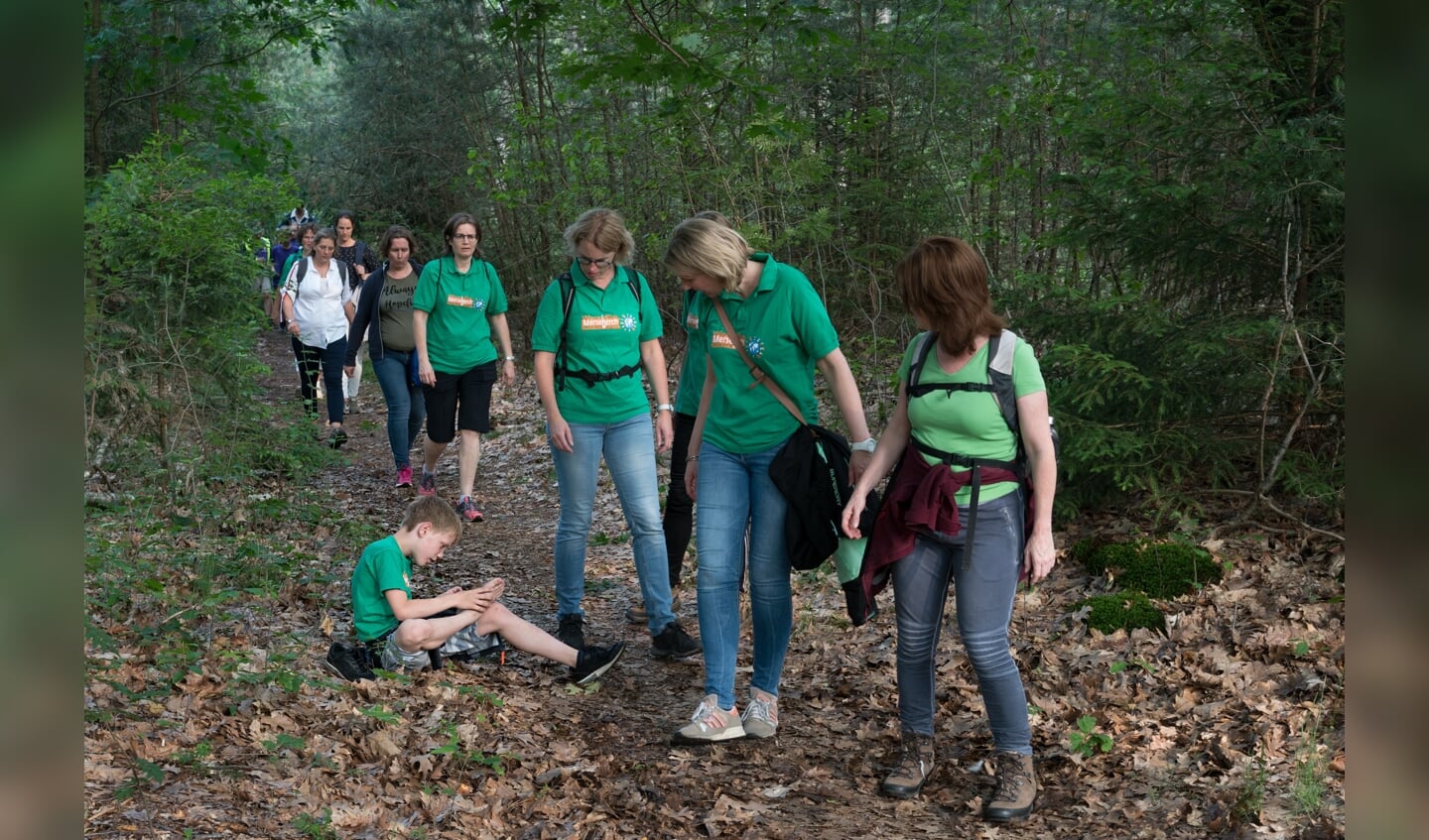 De Merschberg school uit Maarsbergen geniet van het parcours ook nadat een loper een vuiltje wegwerkt.