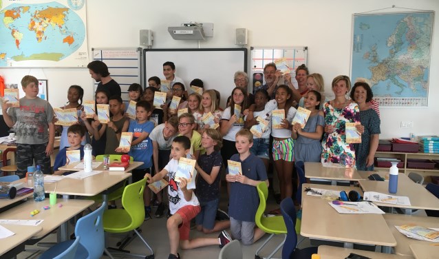 Duivendrechtse schoolklas met Speuren/Ontdekken. Achteraan de burgemeester (2e van r.) met mensen die hebben bijgedragen.