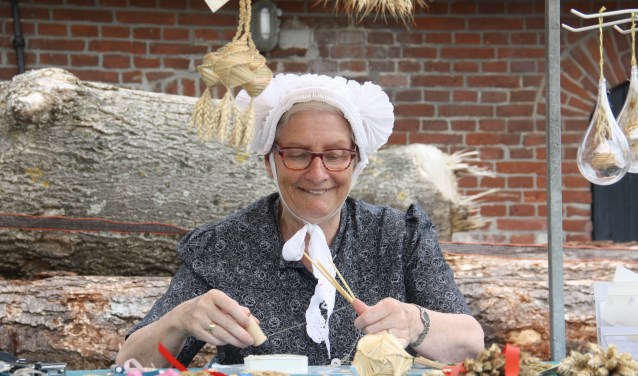 Leida van Koesveld verwerkt symboliek in haar handwerk van tarwe op de oogstdag.