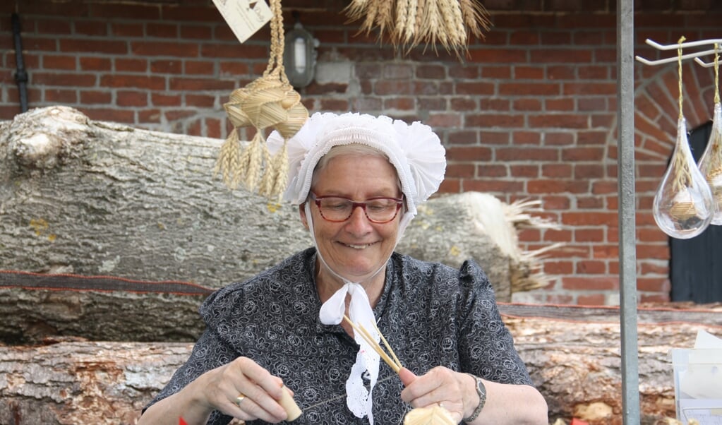 Leida van Koesveld verwerkt symboliek in haar handwerk van tarwe op de oogstdag.
