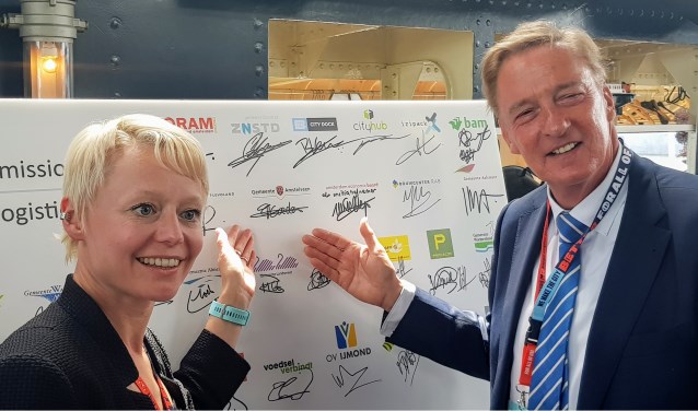 Wethouders Floor Gordon en Rob Ellermeijer bij de ondertekening van de overeenkomst.