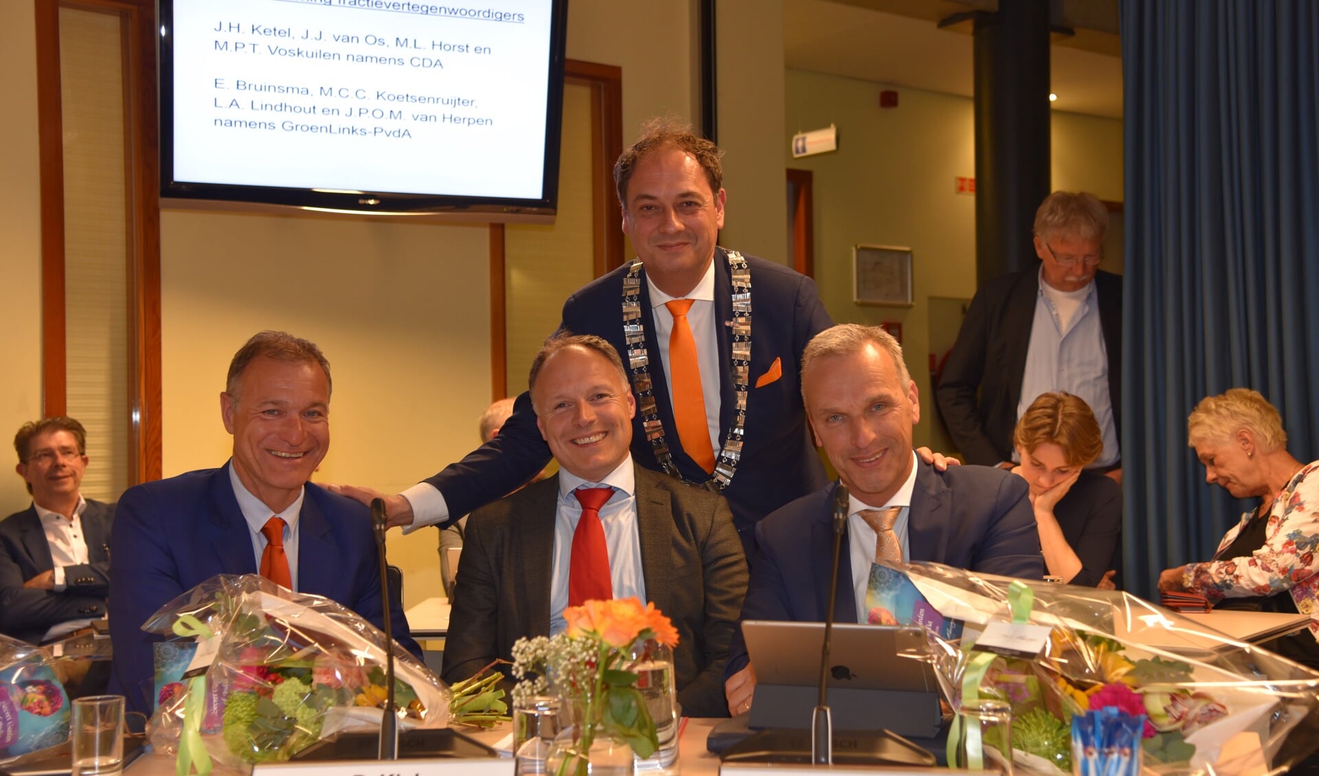 Wethouders Erik van Beurden, Patrick Kiel en Wim Vos (vlnr) met achter hun burgemeester Gerolf Bouwmeester.