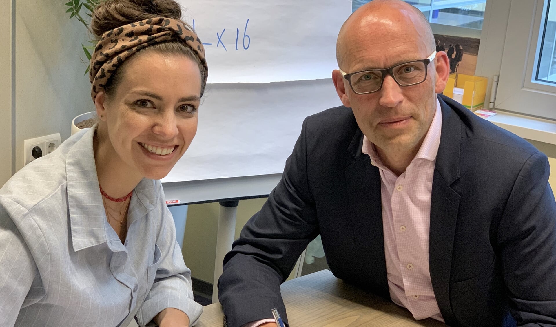 Ondertekening samenwerkingsovereenkomst door Carlijn Pluijmakers-Emmen en Petjo Molenaar