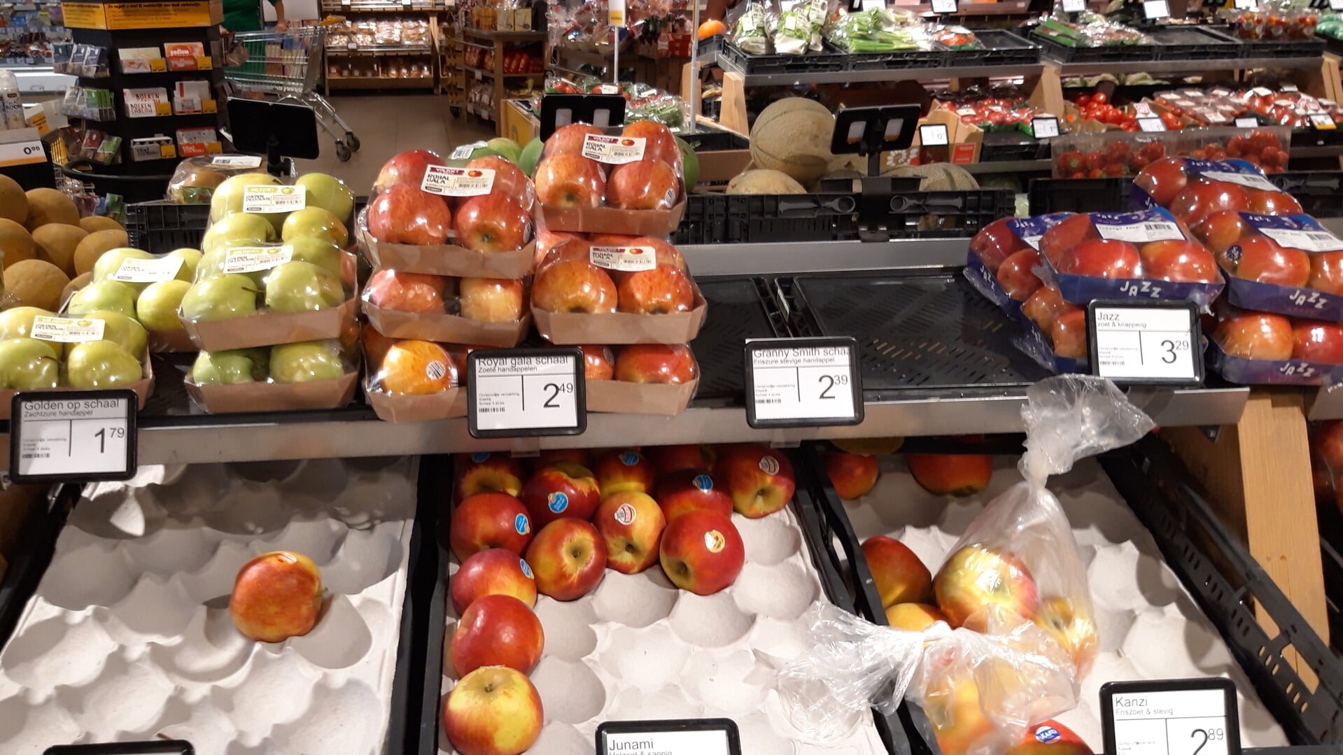 In het vak bij de supermarkt kan de keus gemaakt worden: met of zonder plastic verpakking.