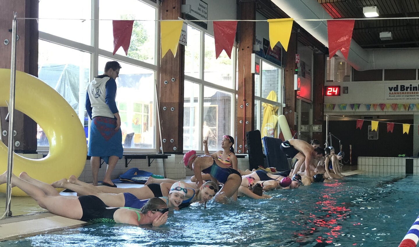 De zwemmers druk bezig met een techniekoefening