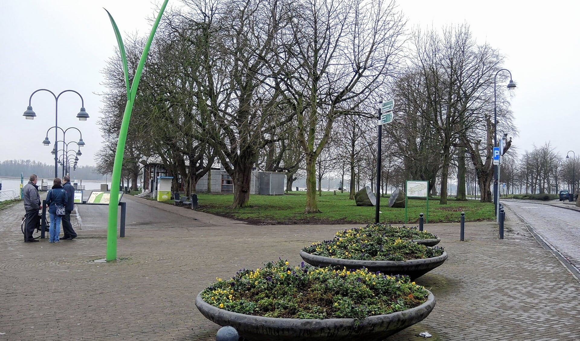 Het gebied Buiten de Waterpoort wordt aangepakt om de parkeerplaats veiliger en beter bereikbaar te maken. 
