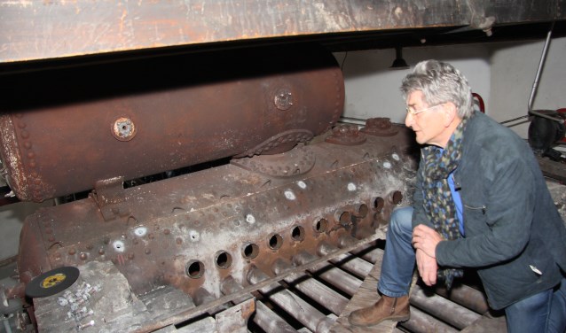 Conservator Peter van Kaam beziet de afgekeurde stoomdrum.