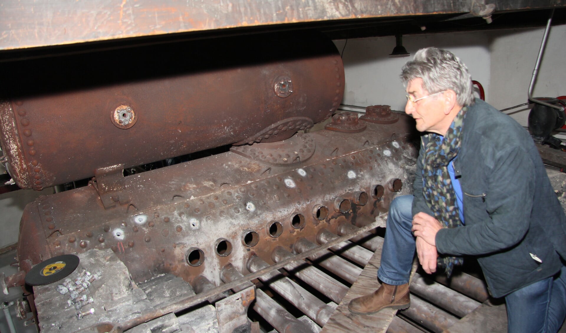 Conservator Peter van Kaam beziet de afgekeurde stoomdrum.