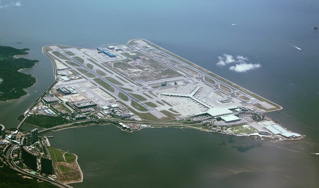 Hongkong Chek Lap Kok Airport behoort tot de grootste tot nu toe in zee aangelegde luchthavens ter wererld.