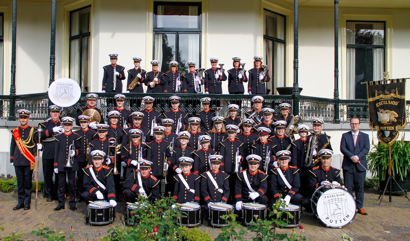 Fanfarecorps Excelior kreeg afgelopen zaterdag een erepenning van de burgemeester van Putten bij kasteel de Vanenburg.