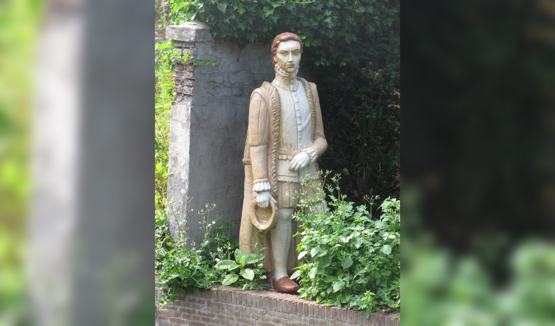 Het standbeeld van de jonge Johan van Oldenbarnevelt dat in 2010 is gemaakt door Ingrid Mol. Het staat in de tuin van het huis Bollenburg.  