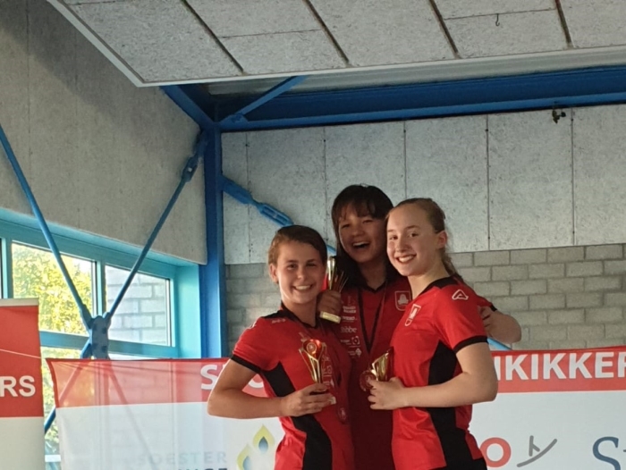 Clubkampioen Angela Whitney met Tess Bemer (links) en Femke Doorenbos (rechts)