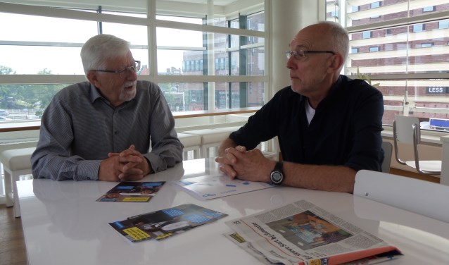 Vrijwilliger Jurjen de Jong in gesprek met coördinator Jan Jansen van Humanitas Zuid-Kennemerland.