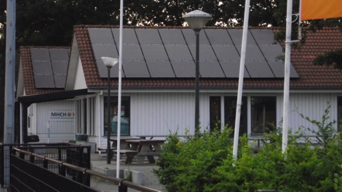 60 zonnepanelen op het dak van clubhuis MHC Hoevelaken