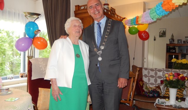 Mw Cornelissen-van Doorn wordt gefeliciteerd door loco-burgemeester Kees van Dalen