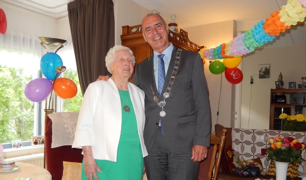 Mw Cornelissen-van Doorn wordt gefeliciteerd door loco-burgemeester Kees van Dalen