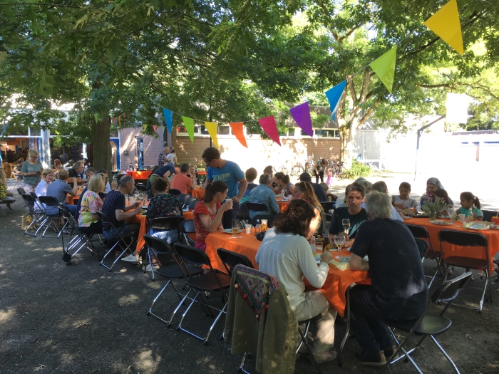 Heerlijk eten onder de bomen