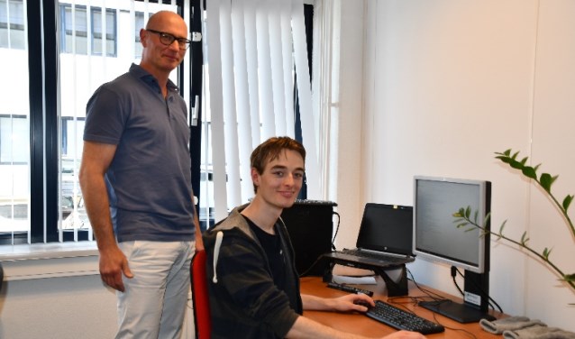 Hein en Jesse bij de werkplek van Jesse.