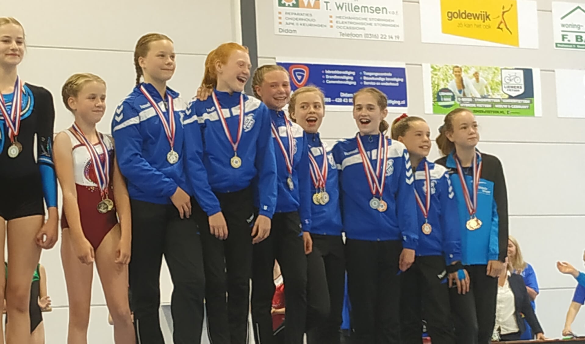 Een podium vol met DOK-turnsters