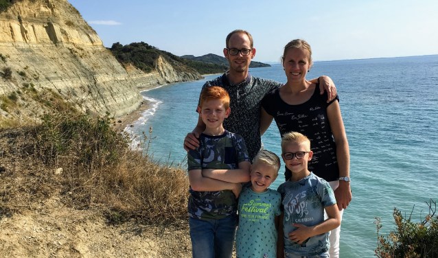 Robert en Danja Duits met hun kinderen. ,,Het leven hier in Albanië is spontaner."