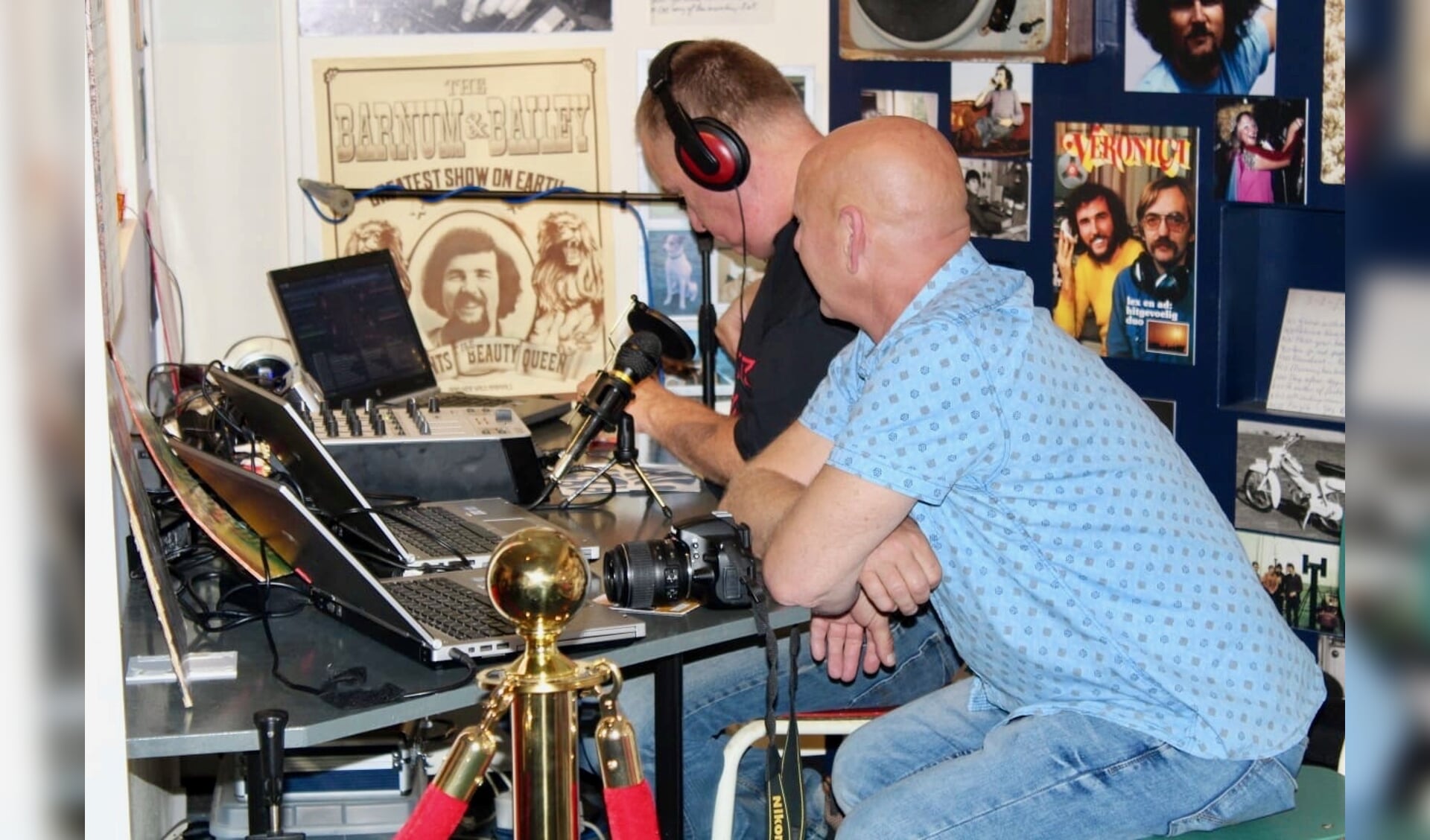 DJ's maken live-uitzending voor Radio1224 in het Veronica-museum