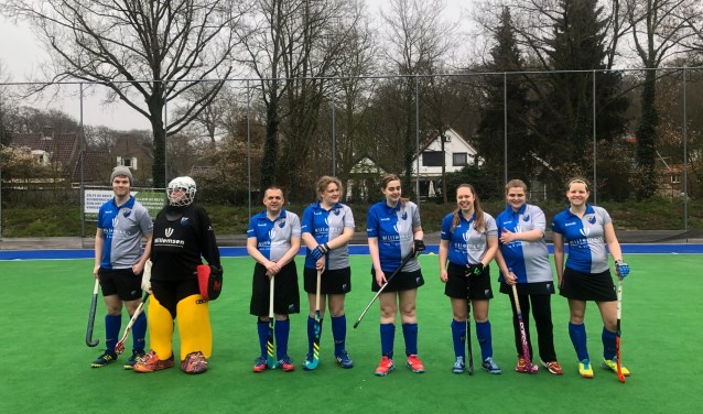 Het G-hockey team van MHC Ede promoot het hockey tijdens de G-sportdag in de Van der Knaaphal.