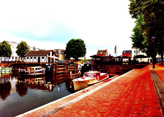 Lingehaven met zicht op de derde waterkering