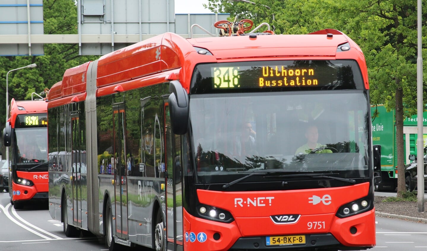 Bussen van de lijnen 348 en 357 op de Keizer Karelweg in Amstelveen