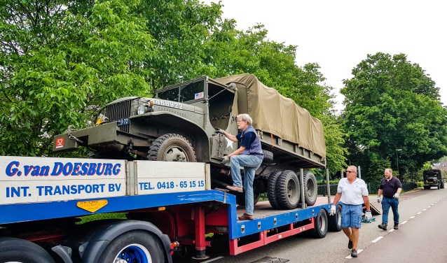 Passen en meten op de dieplader. De twee GMC's kunnen er nét achter elkaar op.