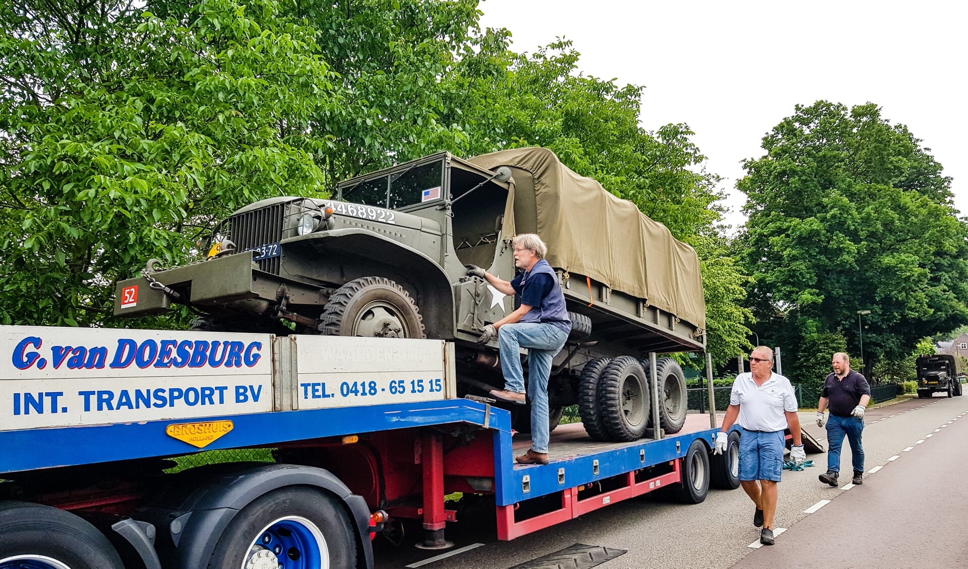 Passen en meten op de dieplader. De twee GMC's kunnen er nét achter elkaar op.