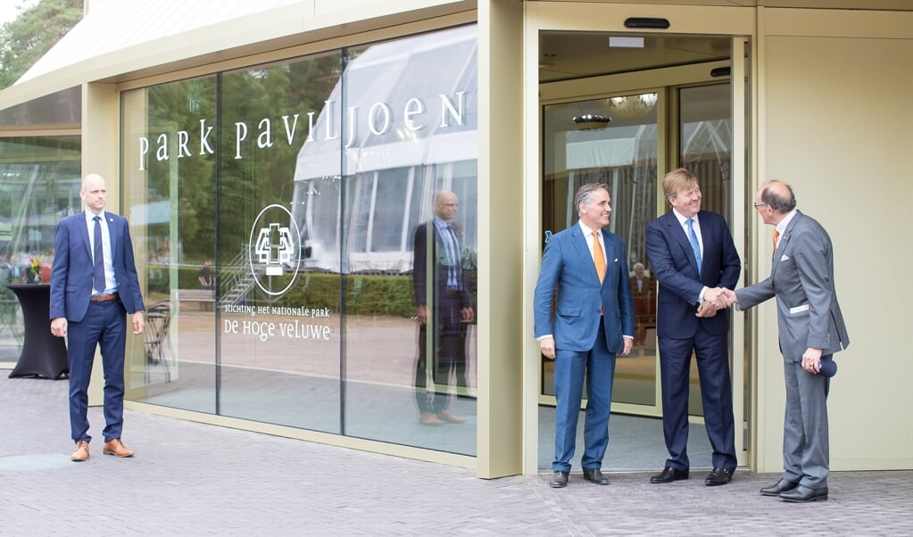 Koning Willem-Alexander wordt begroet door voorzitter Fred de Graaf van de raad van toezicht van Nationaal Park De Hoge Veluwe. Links van de koning parkdirecteur Seger baron van Voorst tot Voorst.