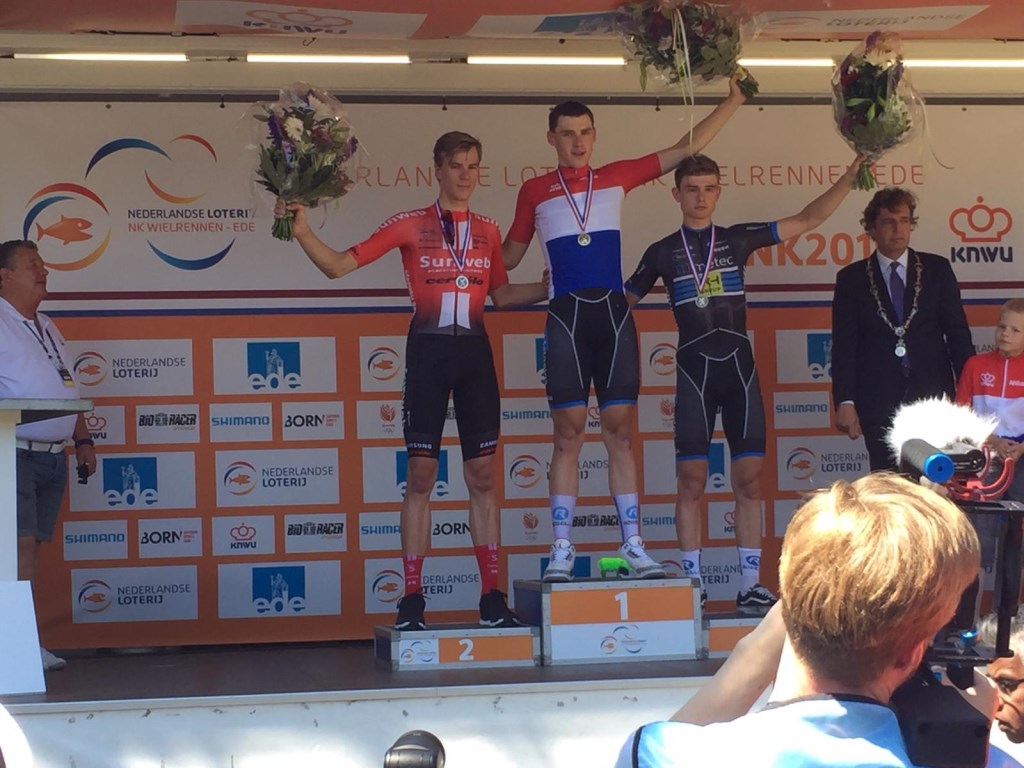 Het podium bij de beloften, met David Dekker als kampioen en naast hem Nils Eekhoff en Marijn van den Berg.