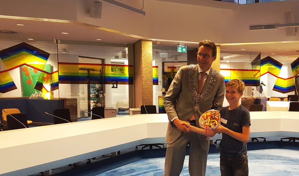Burgemeester Tjapko Poppens met de nieuwe kinderburgemeester Lieuwe.
