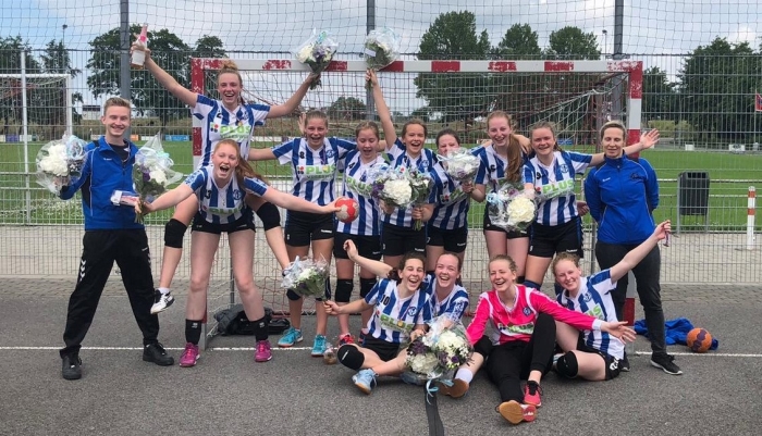 Handbalteam NEA B1 viert het kampioenschap