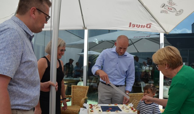Wethouder Hans Marchal snijdt de taart aan