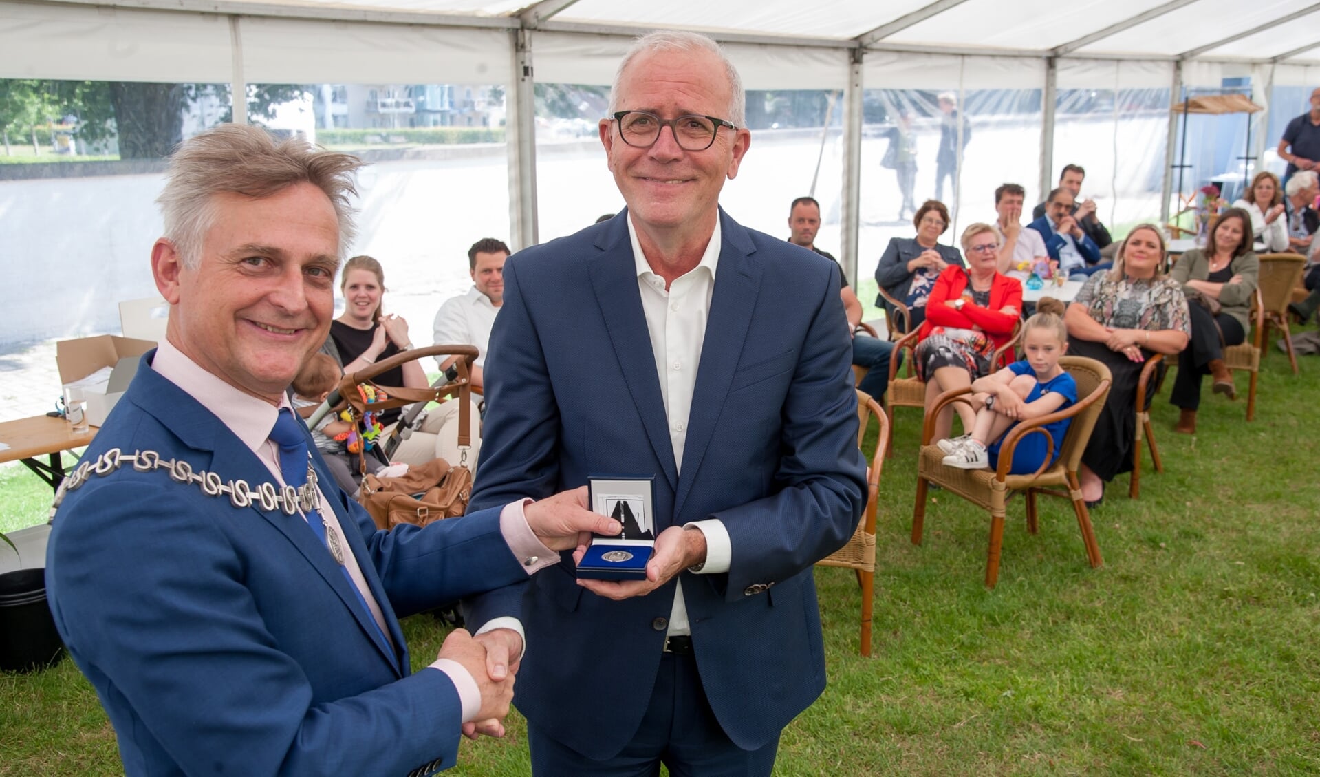Age Veenstra kreeg bij zijn afscheid als gemeentesecretaris van Soest uit handen van burgemeester Rob Metz blijvend eerbetoon in de vorm van de gemeentepenning van Soest.
