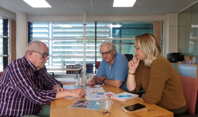 Vrijwilliger Bert Tromp in werkbespreking met Dennis Dijkstra en coördinator Joeke Berg van Humanitas Zuid-Kennemerland.