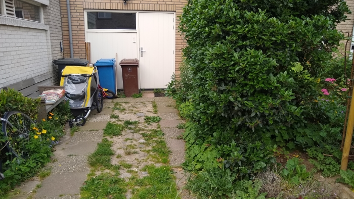 De lege voortuin, waar de nieuwe Postcodeloterij fiets stond