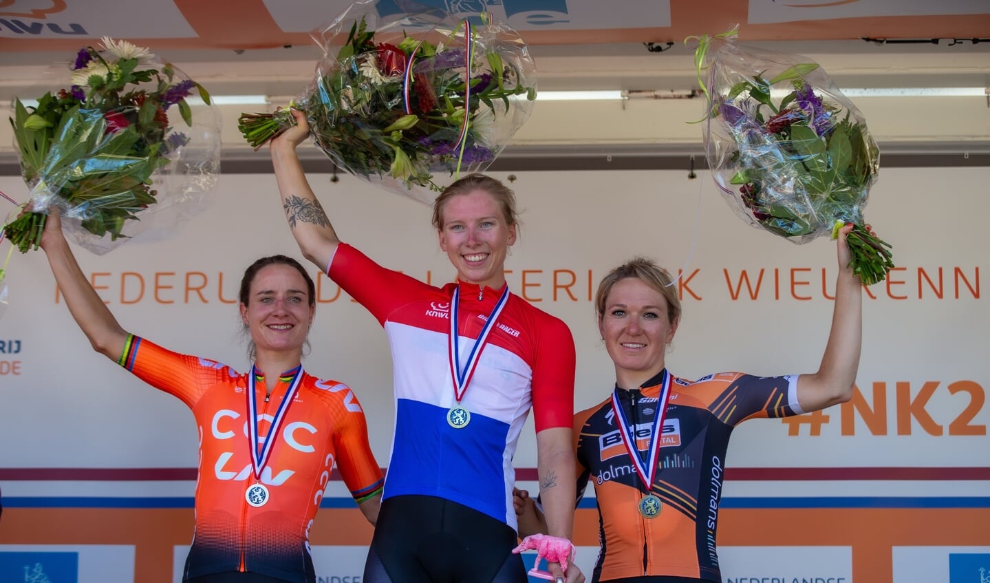 Lorena Wiebes werd in 2019 tijdens het NK-wielrennen in Ede eerste. Marianne Vos pakte het zilver en Amy Pieters werd derde.