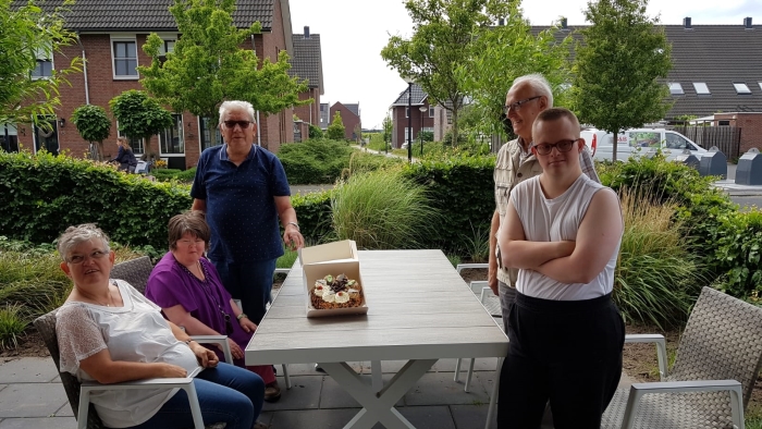 De Cirkel verrast Notarisappel met nieuwe tuinmeubels.