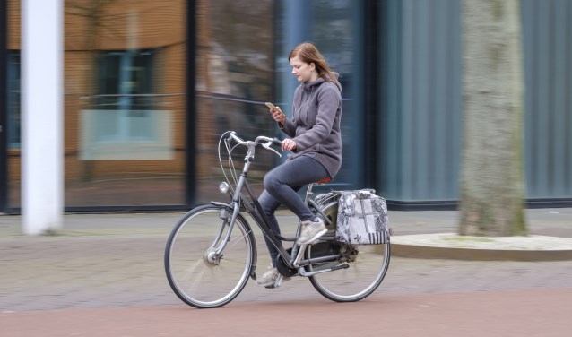 Wijkagent Dick van Hunnik: ,,Jongeren zijn één met hun telefoon. Dat leidt af en brengt risico's met zich mee.''