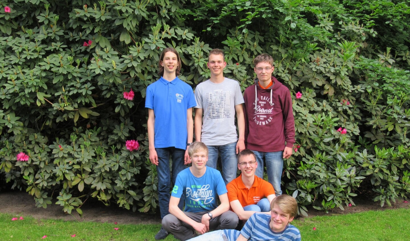 Het voltallige team dat Nederland gaat vertegenwoordigen op de Internationale Wiskunde Olympiade. Jippe staat rechts.