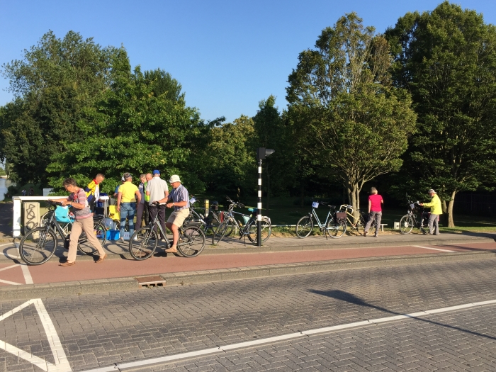 Controlepost tijdens de Avondfiets4daagse.