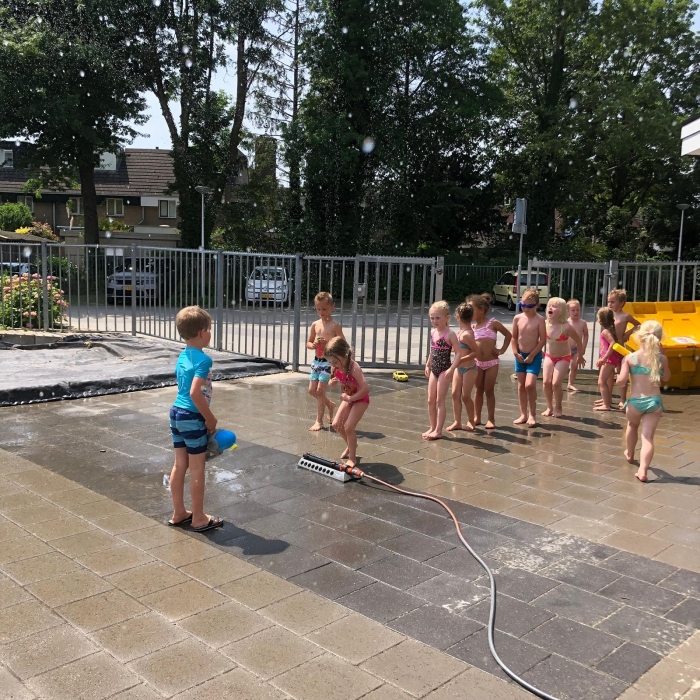 Feest op school tijdens de warme dagen