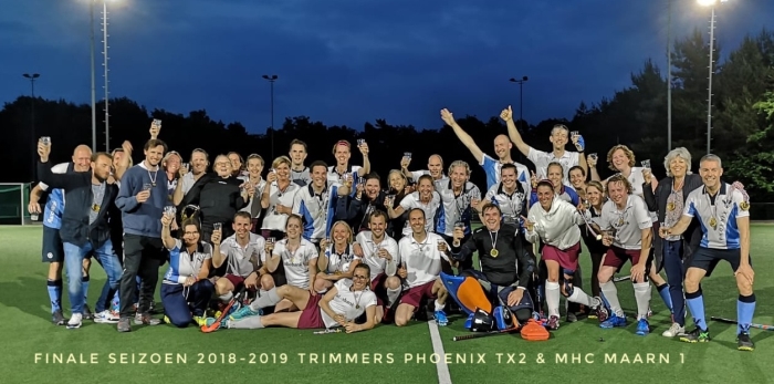 Beide finalisten teams op de foto