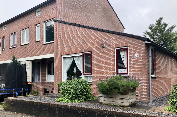 het enige huis in de wijk zonder nieuw dak.