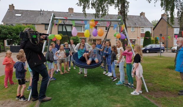 De schommel wordt geopend en de camera's van het Jeugdjournaal zijn er bij!
