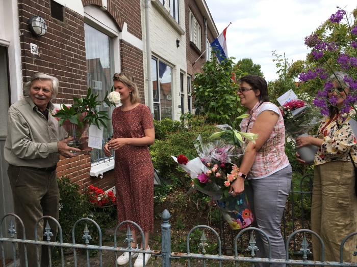 Buurtbewoners en familieleden zorgden dat alle bloemen uit de straat bij de jarige job werden bezorgd.