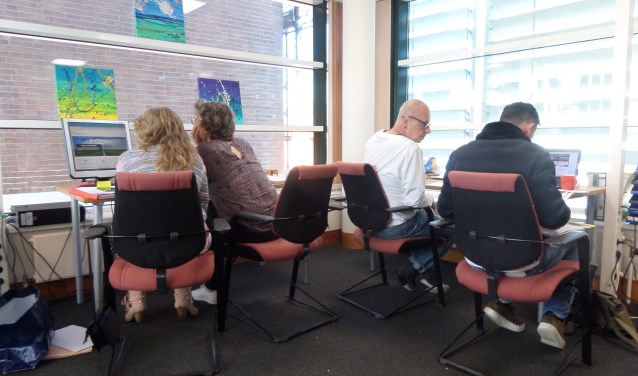 Vrijwilligers van Humanitas Zuid-Kennemerland helpen mensen op kantoor .