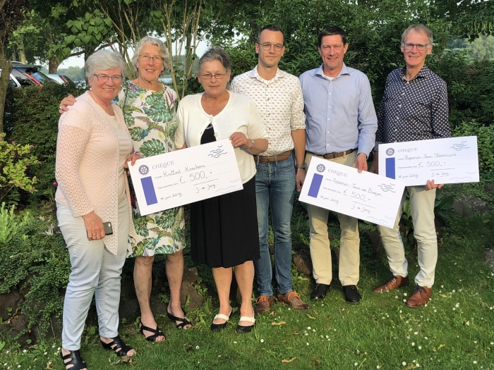 Vertegenwoordigers van goede doelen met de voorzitter van Rotaryclub Sliedrecht e.o.